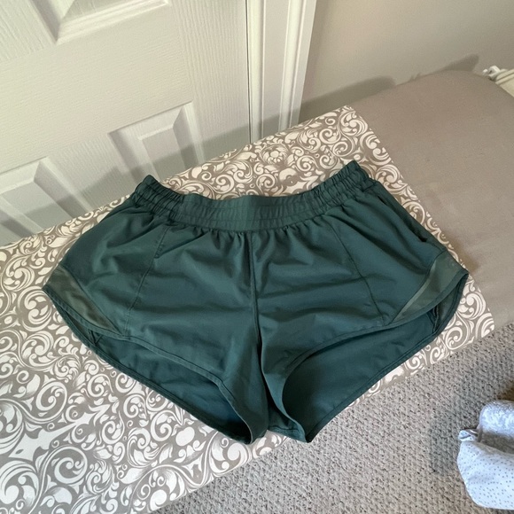 lululemon Green Hotty Hot Low Rise 2.5” Inseam Running Shorts - Picture 1 of 2